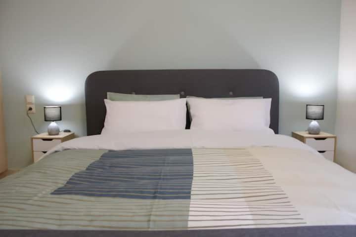 Cozy Modern Apartment Янина Екстериор снимка